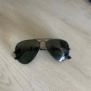 Ray Ban Aviator Sunglasses (Black)